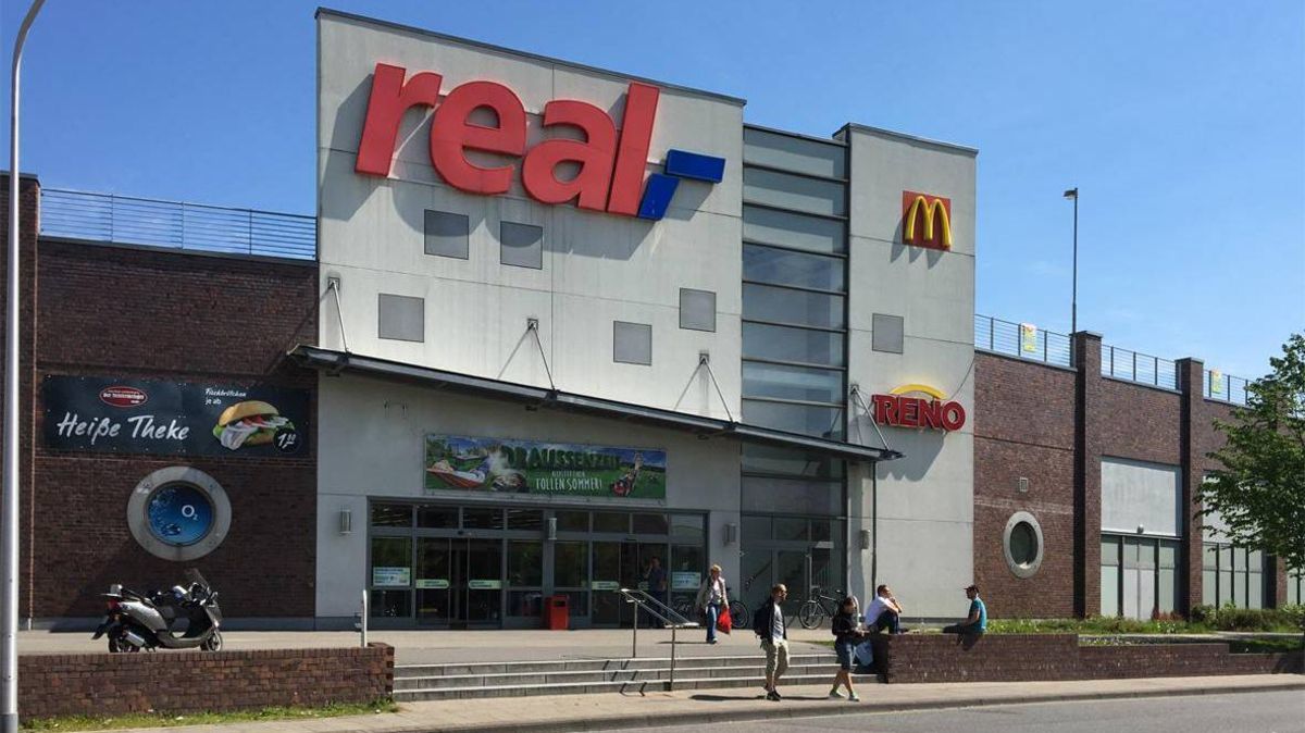 Der Real-Markt in Cuxhaven schränkt knapp drei Monate vor seinem Aus die Öffnungszeiten ein und hat seinen Getränkemarkt bereits geschlossen. Eine Gewerkschaftsvertreterin übt nicht nur deshalb heftige Kritik an dem Konzern.Foto: CN-Archiv
