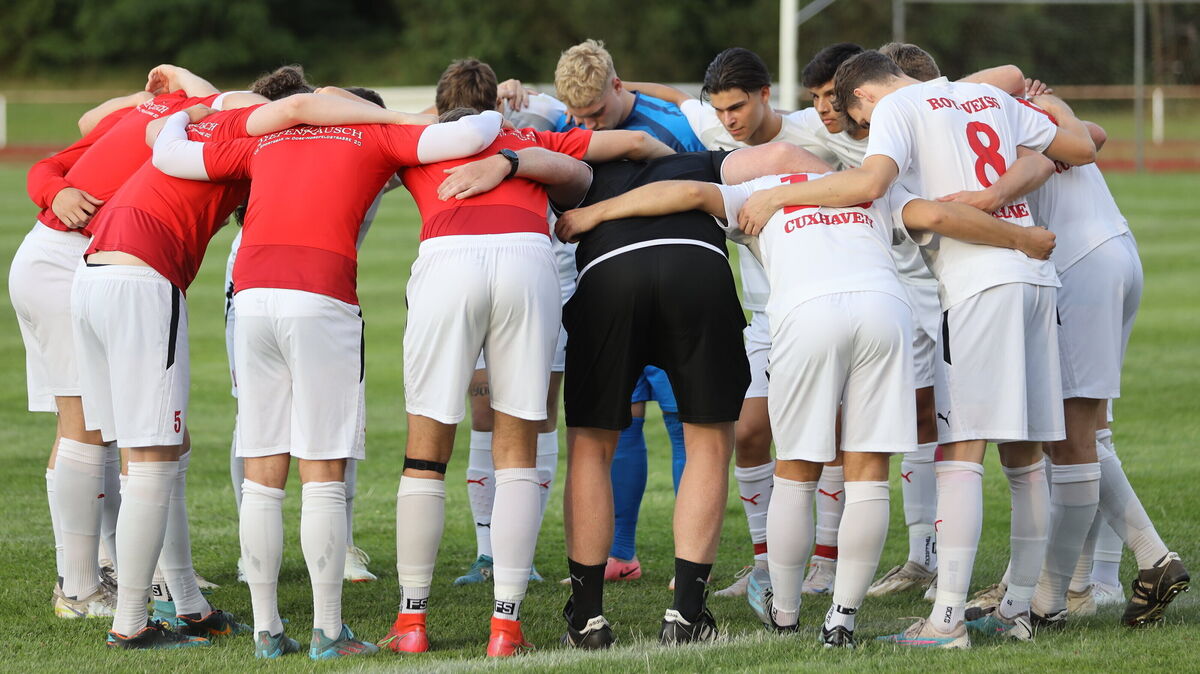 Rot-Weiss Cuxhaven feierte einen klaren Testspielerfolg, musste aber gleich zwei Hiobsbotschaften einstecken. Foto: Unruh