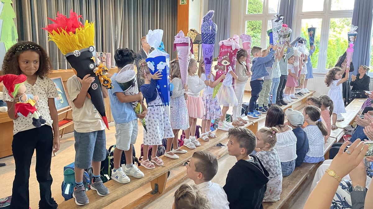 Einschulungsfeier in der Grodener Grundschule: Stolz werden die Schultüten präsentiert.