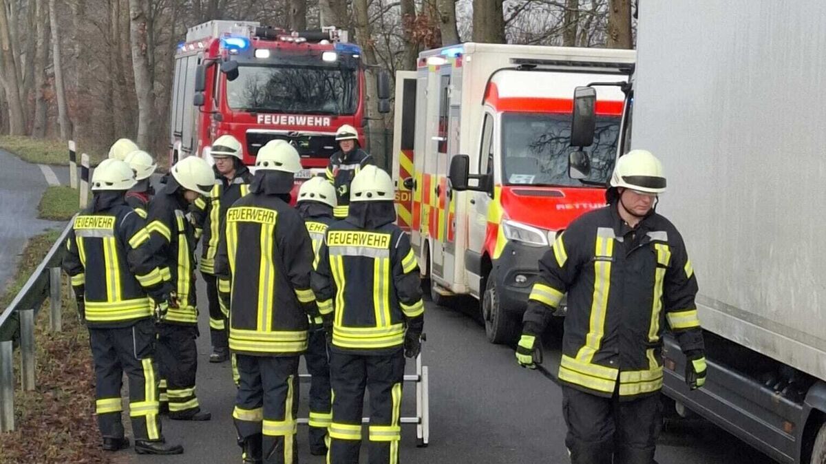 Einsatzkräfte der Feuerwehr und des Rettungsdienstes bei der Rettung eines Lkw-Fahrers auf der B73 in Wingst. Foto: Lange
