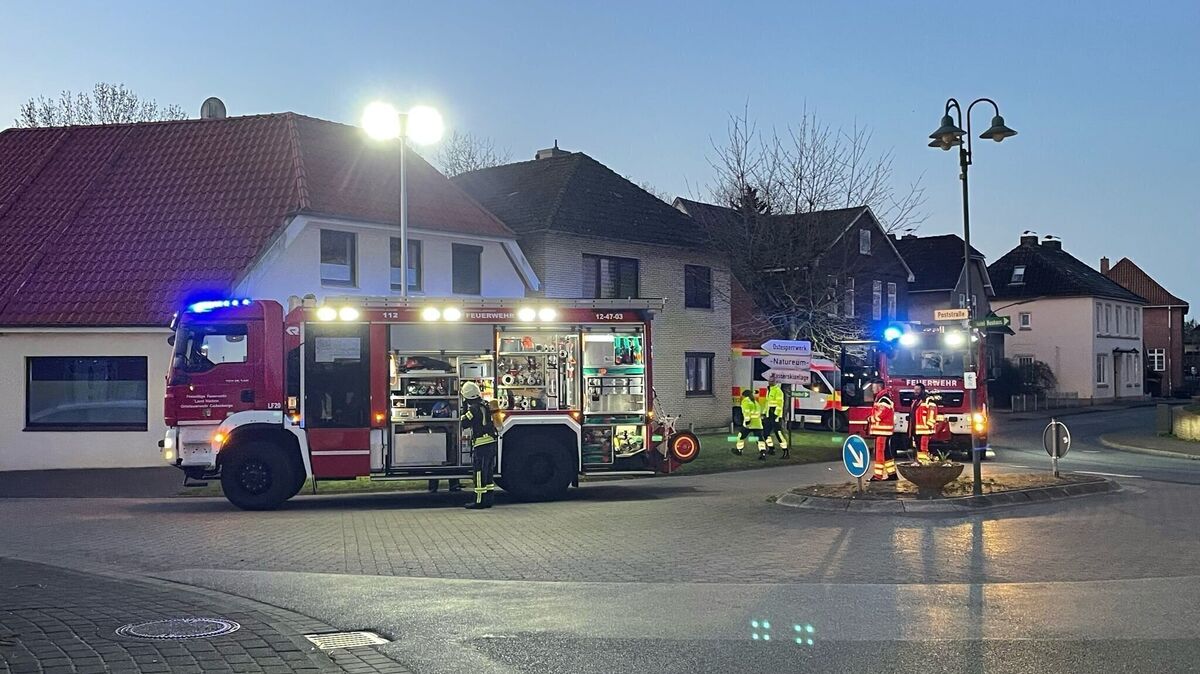 Schlauchleitungen wurden von einem benachbarten Hydranten zum Brandort verlegt. Foto: Jürgen Lange