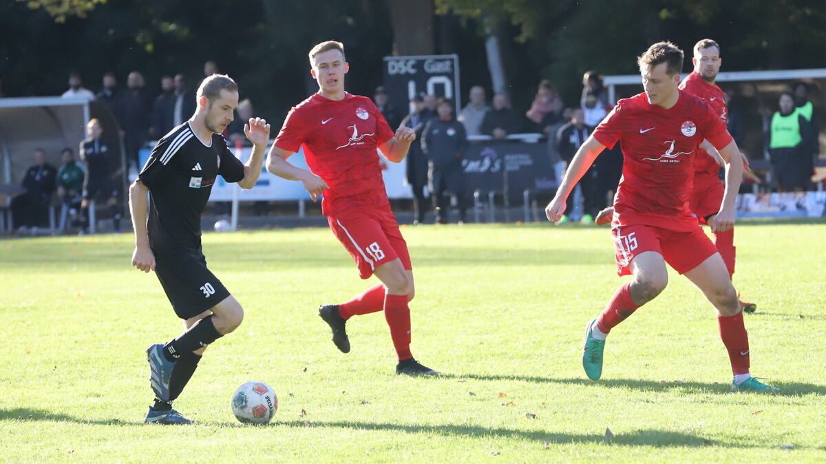 Der Duhner SC (rote Trikots, hier gegen den FC Wanna/Lüdingworth) will beim Verfolger TSV Otterndorf bestehen. Foto: Witthohn