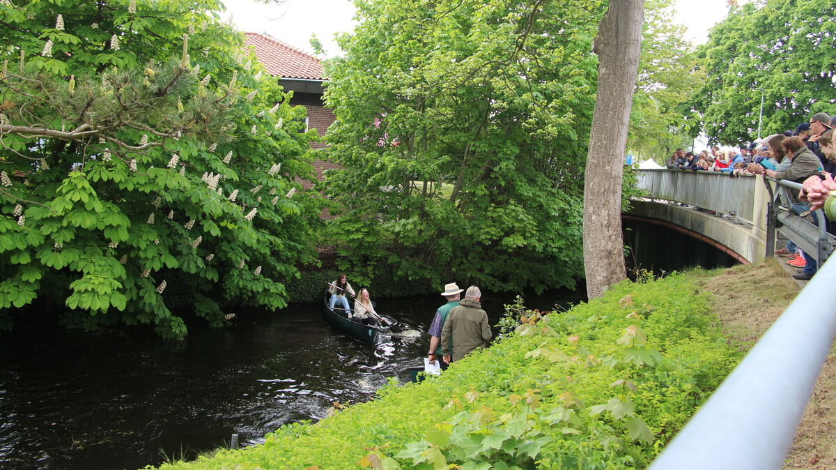 Beim Sietländer Kahnfest in Ihlienworth werden die Kanus zu Wasser gelassen. Foto: Domke-Feiner