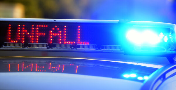 Unfall beim Abbiegen auf der B73 in Hemmoor: Zwei Menschen verletzt