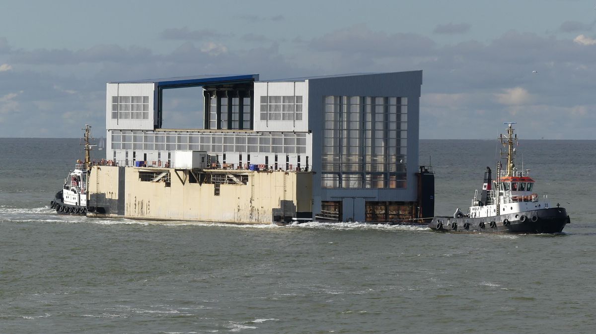 Das neue "Dock 2" der Mützelfeldt-Werft wurde am Mittwoch von den Schleppern "Wulf 3" und "Wulf 5" (vorne) von Bremerhaven nach Cuxhaven geschleppt. Foto: Lisa Sonntag