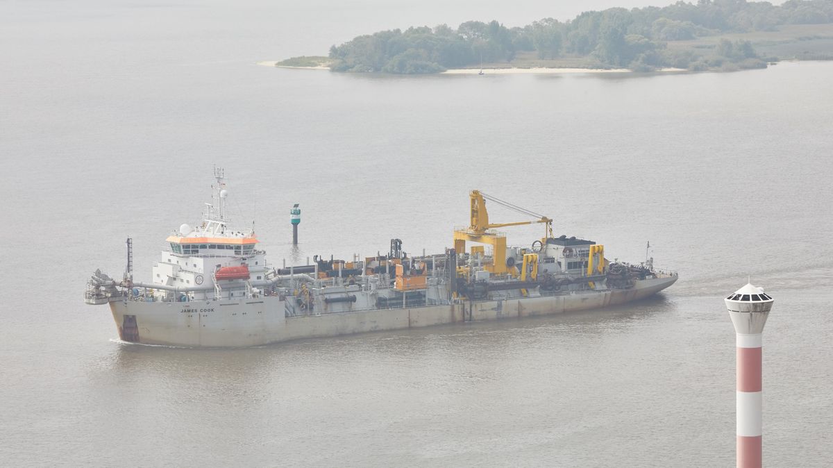 Auf einem Baggerschiff (Achtung: hier nicht die "Willem van Oranje", sondern die "James Cook") gibt es einen Corona-Fall. Symbolfoto: Georg Wendt