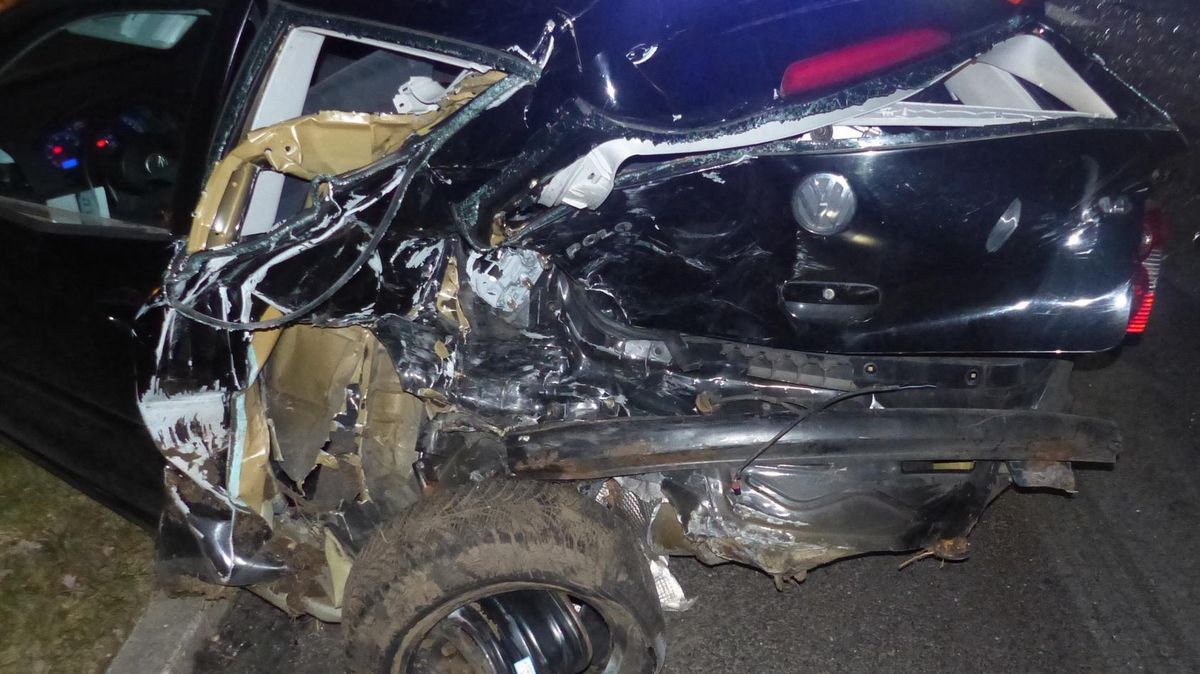 Das Heck des VW Polo wurde bei dem schweren Unfall auf der A 27 vollkommen eingedrückt. Foto: Polizei Geestland