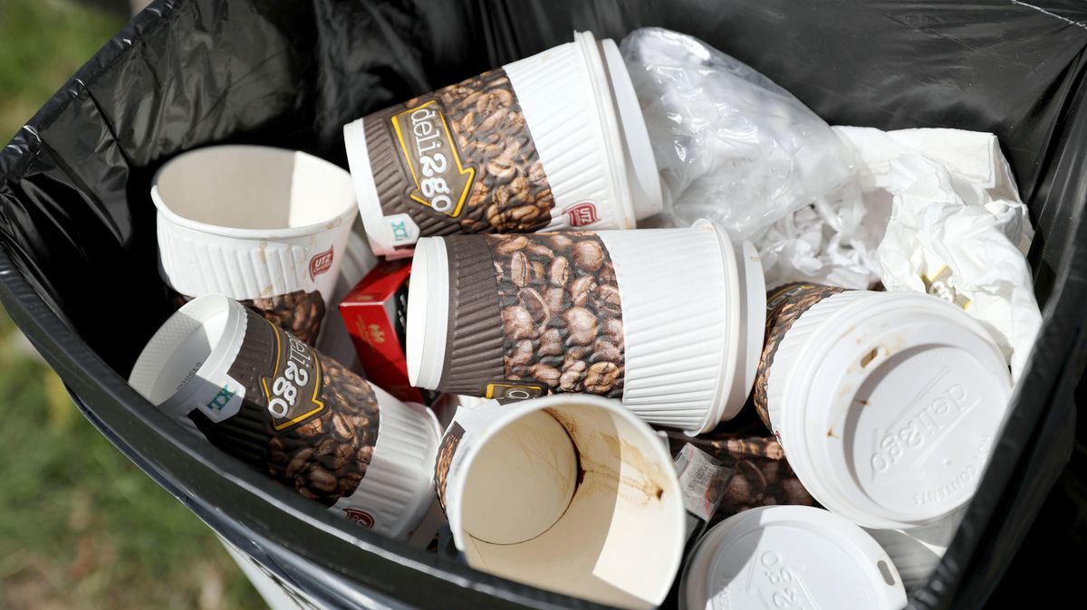 Ob beim Spaziergang oder im Auto: Unterwegs einen Kaffee zu trinken, dieses Bild hat sich in der Gesellschaft fest etabliert. Das Problem: Nur einmal werden die Becher genutzt und landen dann im Müll - und nicht selten im Meer. Foto: Woitas