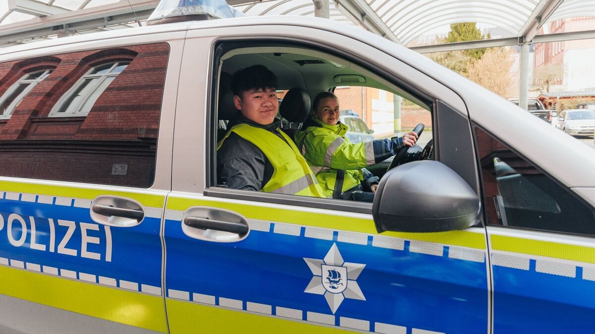 Fokus auf Nachwuchsgewinnung: Schüler Ho-Men sammelt erste Erfahrungen im Einsatzbereich der Polizei Bremerhaven. Foto: Polizei Bremerhaven