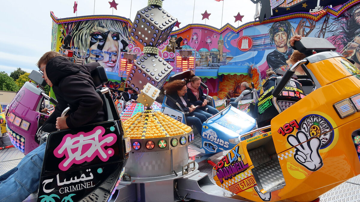 Bei der Fahrt im ‚Dancer‘ entstehen chaotische Fliehkräfte, die sich absolut unberechenbar anfühlen. Die 13-jährige Anna war stolz, ihren Vater, Bürgermeister Marc Gerdes, vertreten zu dürfen. Auch Stadträtin Petra Wüst (hinten im Bild) genoss es, ihr Schwindelpotenzial auszukosten.  Foto: Tonn