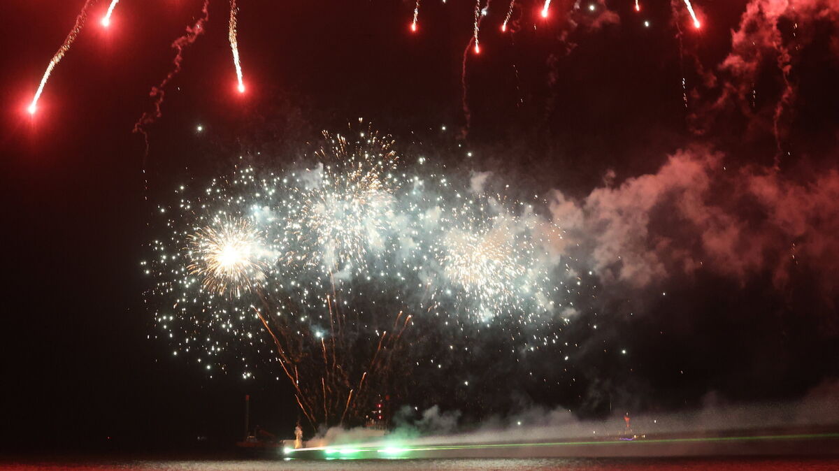 Laser und Pyrotechnik: Das große Feuerwerk beim Sommerabend am Meer verfolgten in diesem Jahr aufgrund des Wetters deutlich weniger Feierlustige als in den Vorjahren. Foto: Potschka