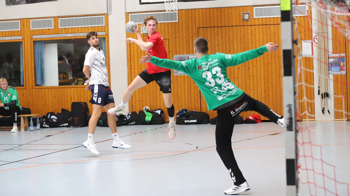 Timm Redlin vom TSV Altenwalde hat sich durchgesetzt und trifft von der Außenposition ins Tor der HG Jever/Schortens. Foto: Witthohn