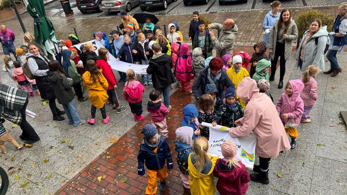 Kinder versammeln sich zur traditionellen Flaggenhissung in Otterndorf. Foto: Butzke