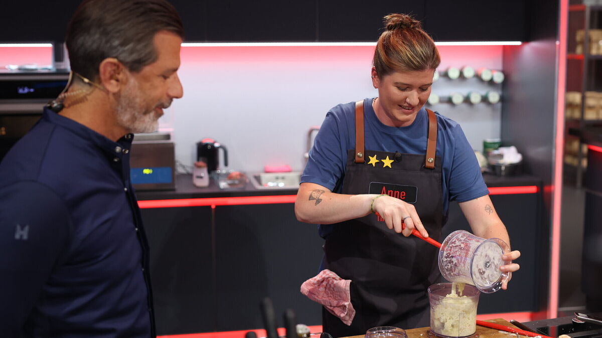 Anne Brandes kocht den entscheidenden Löffel vor dem Halbfinale. Drei-Sterne-Koch Andreas Caminada schaute der Altenbrucherin dabei über die Schulter. Foto: Joyn/Benedikt Müller