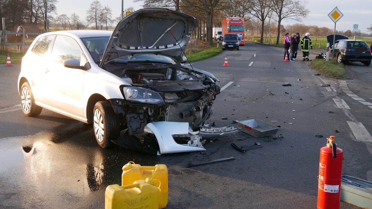 Beim Abbiegen prallt die Autofahrerin aus bisher unbekannter Ursache mit einem Audi A3 zusammen. Foto: Lange