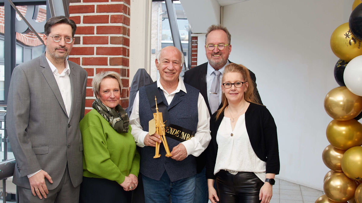 Mit 77 Jahren setzt sich Sarwar Akbar (M.) zur Ruhe. Der Allgemeinmedeiziner, hier mit seinen Mitarbeiterinnen Stephanie De Mattia und Yvonne Weiland, seinem Nachfolger Alexandros Soutis (l.) und OB Uwe Santjer (hinten r.), praktizierte 33 Jahre lang in Cuxhaven. Foto: Koppe