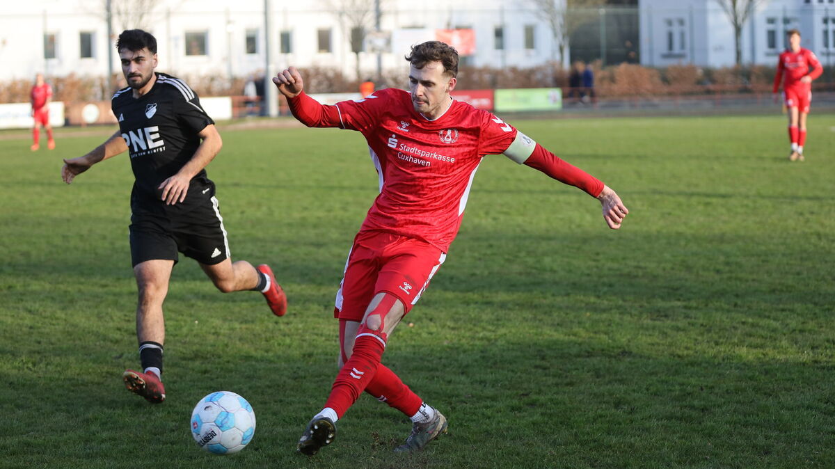 Auf Rot-Weiss-Kapitän Lennard Gersonde wartet am Sonntag eine schwere Aufgabe in Bokel. Dort treffen die beiden formstärksten Teams der Liga aufeinander. Foto: Unruh