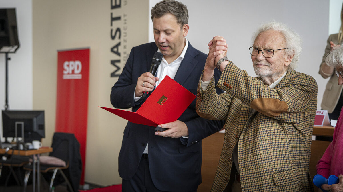 SPD-Bundesvorsitzender Lars Klingbeil zeichnete Wolf-Dieter Lutz für 70-jährige Parteizugehörigkeit aus. Foto: Sebastian Rath