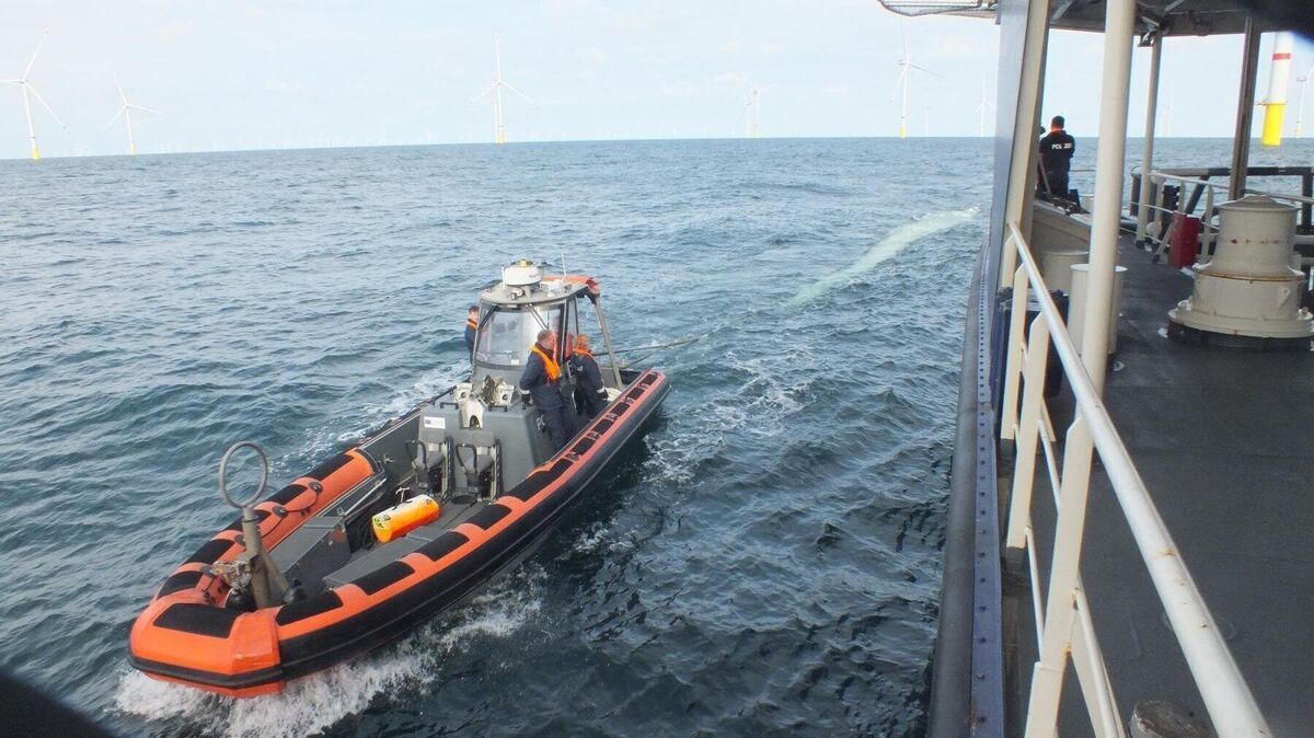 Das Kontrollboot schleppt das Rotorblatt zum Einsatzschiff. Foto: Bundespolizeiinspektion See Cuxhaven