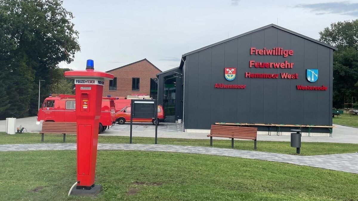"Moderne Einsatzbereitschaft: Die Freiwilligen Feuerwehren Althremmoor und Westesode haben mit der Bezeichnung Hemmoor West schon mal ein deutliches Fusionszeichen an ihr neues Feuerwehrhaus gesetzt. Foto; Kramp
