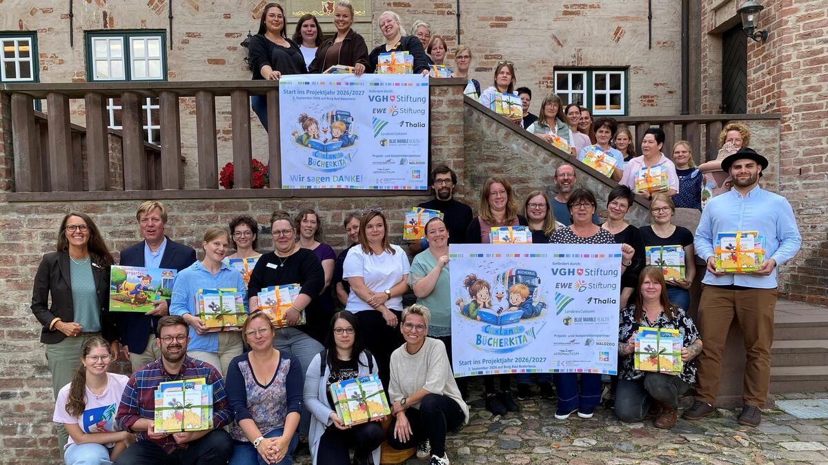 Startschuss auf der Burg Bederkesa: Erzieherinnen und Erzieher aus 20 Kitas des Landkreises trafen sich zur Auftaktveranstaltung der Cuxland-Bücherkita. Foto: Fahrbibliothek