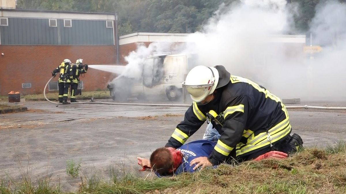 Feuerlöschübung und Erste Hilfe: Auf dem Gelände des Munitionsdepots in Oxstedt hatte das THW alles im Griff. Foto: Pejic