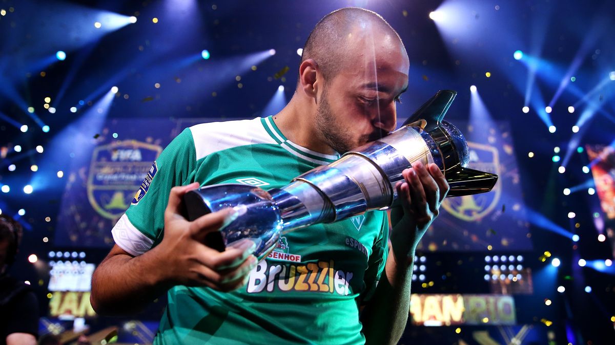 Mohammed Harkous (MoAuba) küsst nach seinem Sieg bei dem Finale der FIFA-Weltmeisterschaft gegen Mosaad Aldossary (Msdossary) in der O2 Arena seinen Pokal. Ein Deutscher ist FIFA-Weltmeister. Foto: Luke Walker