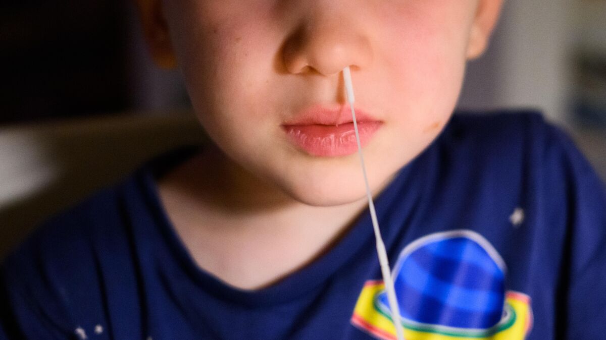 Nicht unter die Lockerungen, die ab Sonnabend in Niedersachsen gelten, fällt die Testpflicht für Kita-Kinder und Schulkinder. In vielen anderen Bereichen muss das Land Niedersachsen jedoch Corona-Lockerungen vornehmen, weil der Bund das Infektionsschutzgesetz am Sonntag ändern wird. In Hannover wird das nur zähneknirschend gemacht. Foto: Julian Stratenschulte