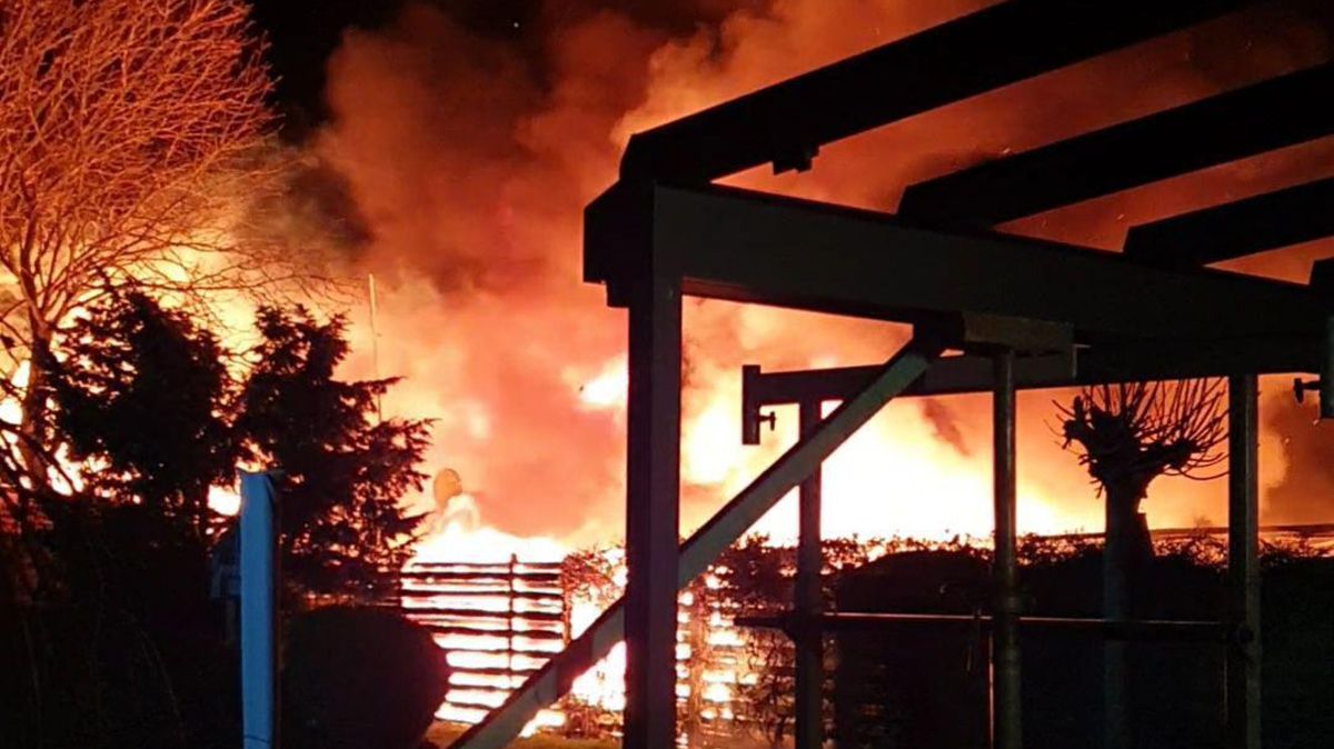 Die Flammen zerstörten mehrere Wohnwagen. Foto: Berufsfeuerwehr Cuxhaven