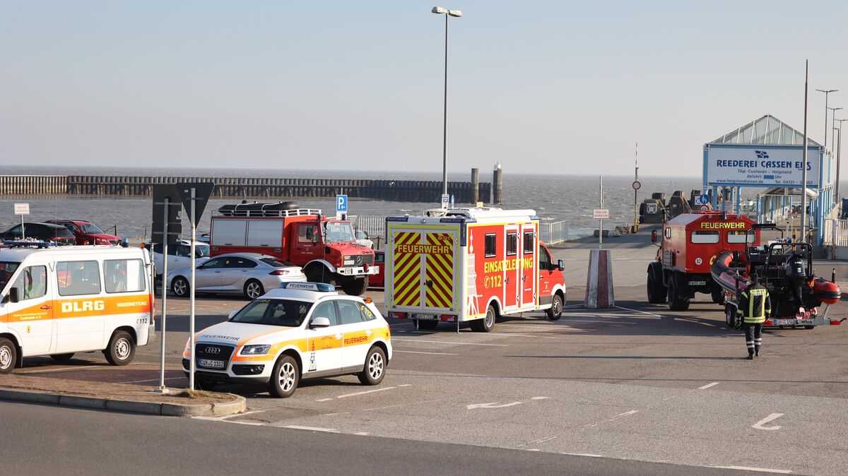 Diverse Einsatzkräfte unterschiedlicher Organisationen, hier am Fährhafen versammelt, beteiligen sich an der Personensuche. Foto: Lütt