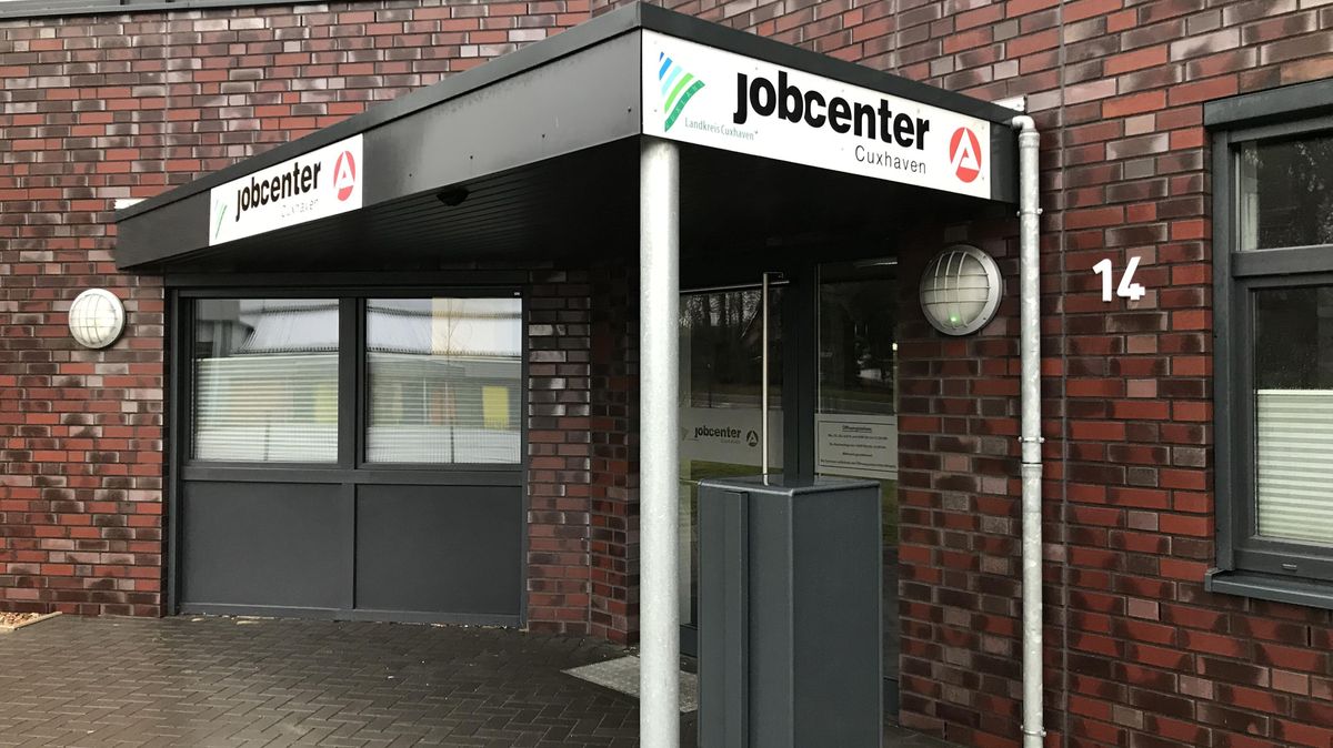 Durch diesen Eingang betrat der Mann, der inzwischen Hausverbot hat, den Eingang des Hemmoorer Jobcenters. Foto: Schröder