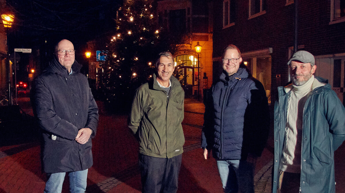 Freuen sich über einen stattlichen Weihnachtsbaum auf dem Magda-Roos-Platz: Marc Itgen (Leiter der Agentur für Wirtschaftsförderung), Stefan Hirschfelder, Christian Bäcker und Manfred Frank (IG Lotsenviertel, v. l.). Foto: Koppe
