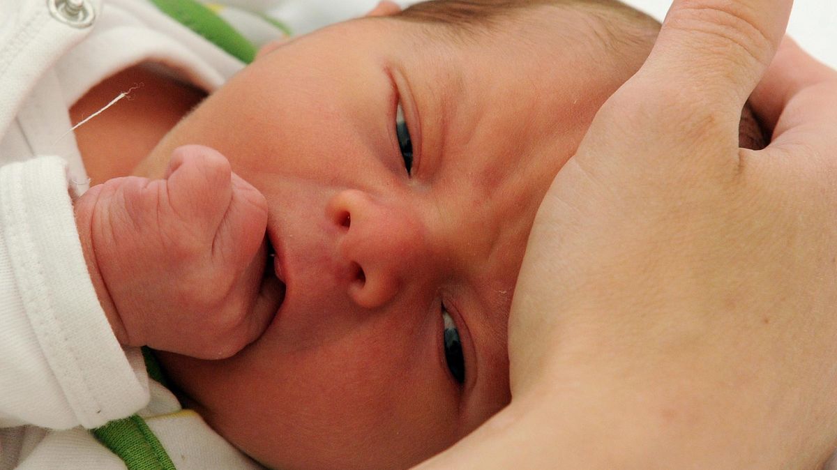 Damit Mütter in Belastungssituationen nicht allein sind, kommen Familienhebammen und -krankenschwestern ins Haus kommen. Foto: Seidel