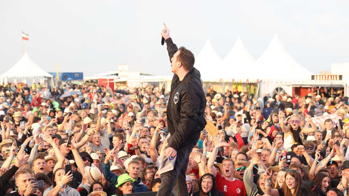 Das deutsche DJ-Duo HBz aus Celle, bestehend aus Nils Schedler und Niklas Brüsewitz brachte ihre Fans trotz Regenschauer zum singen, hüpfen und tanzen. Foto: Fischer