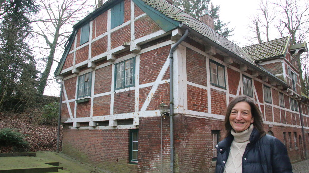 Der direkt neben dem Schloss Ritzebüttel gelegene Marstall ist ein Sanierungsfall. Die Vorsitzende des Schlossvereins Cuxhaven Melanie Eitzen-Fischer und ihre aktiven Mitstreiter haben in den zurückliegenden Jahren viele Spendengelder gesammelt, die jetzt für eine Sanierung des stark in die Jahre gekommenen Gebäudes eingesetzt werden könnten.