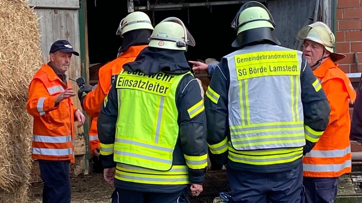Kurze Lagebesprechung der Einsatzleitung und des Gemeindebrandmeisters mit den Einsatzkräften über das Vorgehen der Rettung. Foto: Lange