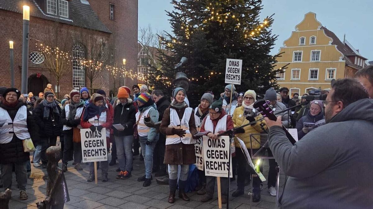 Auf dem Kirchplatz in Otterndorf kommen am 4. Advent rund 500 Menschen zusammen, um gegen rechtes Gedankengut friedlich zu protestieren.