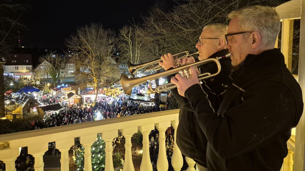 Festliche Tradition: Zwei Turmbläser auf dem Balkon von Schloss Ritzebüttel. Am 23. Dezember werden erstmals auch vier Jugendliche vom Amandus-Abendroth-Gymnasium mitwirken. Foto: Schlossverein