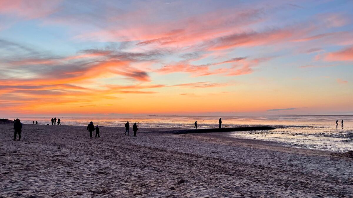 Abendstimmung am Duhner Strand: Die landschaftlichen Reize der Wattenmeerküste genießen vermehrt auch Urlauber, die aus Österreich oder der Schweiz anreisen. Die beiden Alpenländer finden sich unter den Top 5 eines von der Nordseeheilbad GmbH erfassten Rankings, das Übernachtungsgäste aus dem Ausland auflistet. Foto: Koppe