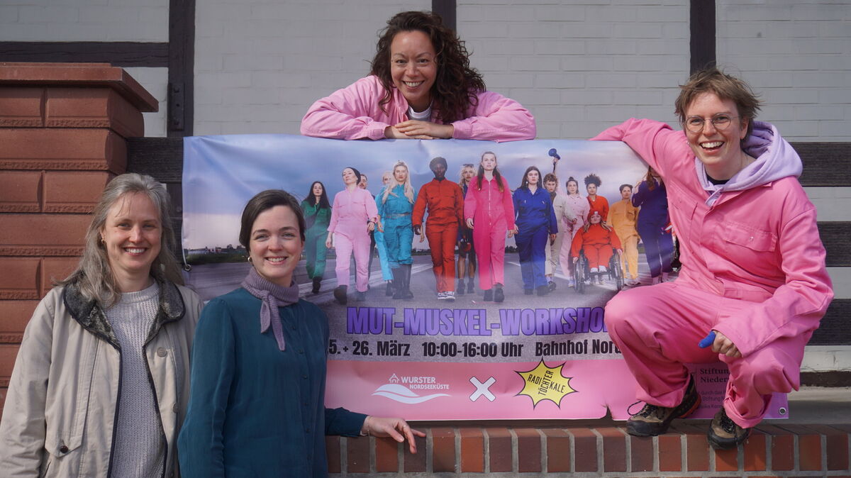 Philippa (r.) und Tara (m.) von den „Radikalen Töchtern“ mit Saskia Stöwing (2 v.l.) und Ulla Puckhaber (l.) von der Stabstelle Kultur und Beteiligung Wurster Nordseeküste. Foto: Brettschneider