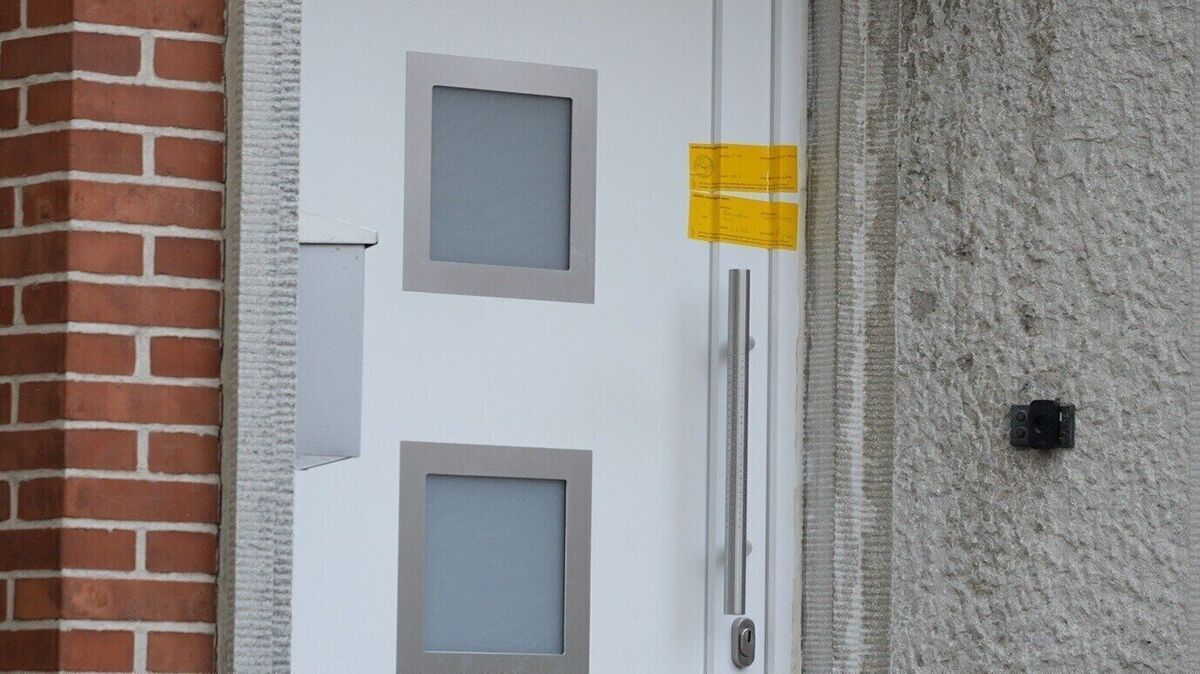 Versiegelt ist das Gebäude einer Jugendeinrichtung. In der Einrichtung waren mehrere Menschen durch Schüsse gestorben. Foto: Hüneke/dpa