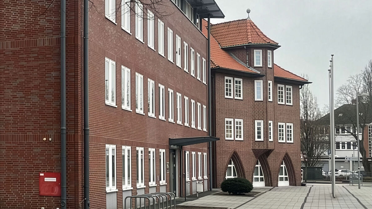 Auch im Rathaus Cuxhaven gehen Bürgerinnen und Bürger jeden Tag ein und aus. Nicht alle Anliegen sind leicht zu lösen. Die Verwaltung setzt auf einen respektvollen Umgang, verschärft aber auch Sicherheitsmaßnahmen. Foto: Koppe