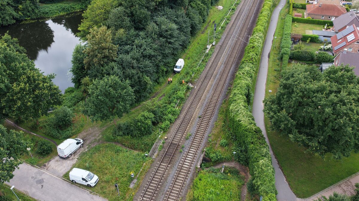 Ein Reparaturtrupp arbeitet am Verteilerkasten. Nach dem mutmaßlichen Brandanschlag bei Neu Wulmstorf wurde der Bahnverkehr zwischen Hamburg und Cuxhaven einen Tag lang komplett eingestellt. Foto: picture alliance/dpa/NEWS5 | Sebastian Peters