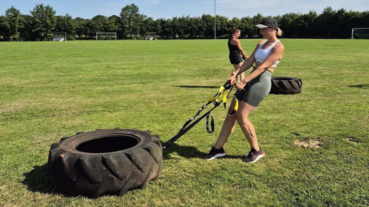 50-Kilo-Reifen ziehen: Die Kursteilnehmer vom "HIIT" haben die Stationen des High Races bereits ausprobiert – und für anstrengend befunden. Foto: TSV Wanna