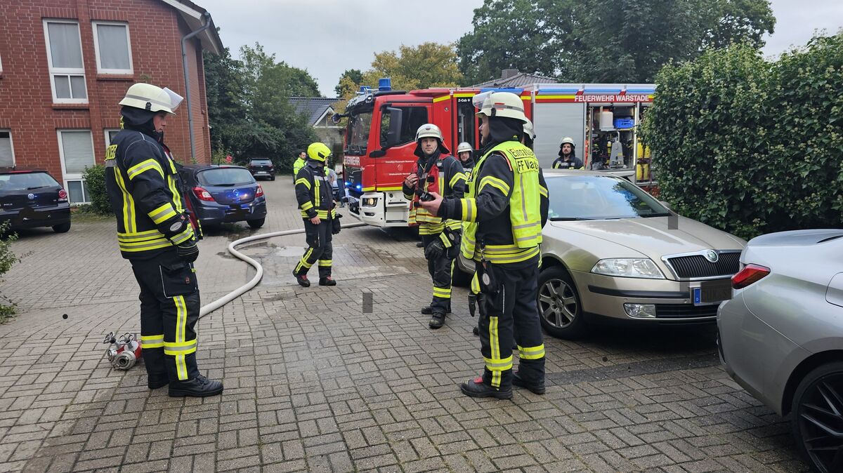 Während ein Trupp unter schwerem Atemschutz in das verrauchte Gebäude vorging, verlegten weitere Einsatzkräfte parallel dazu Schlauchleitungen zum Brandobjekt. Foto: Jürgen Lange