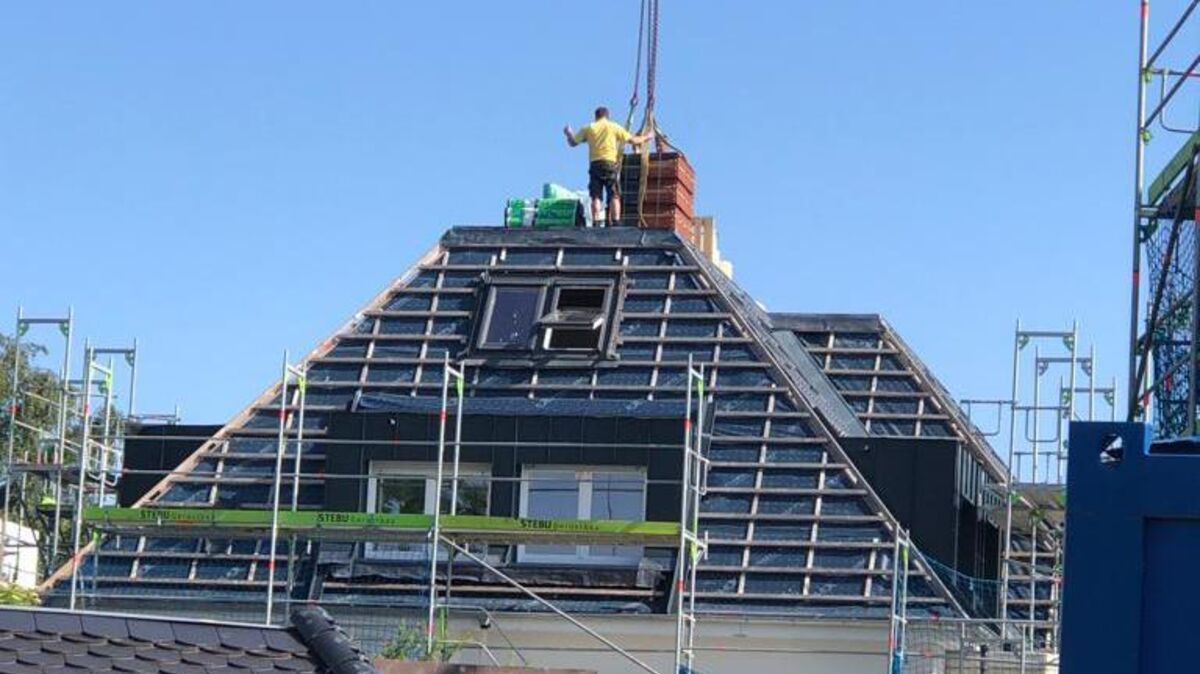 Geduldsfaden gerissen: Weil der Bauträger offenbar seit Wochen nicht gezahlt hat, ließ die Firma Sowade am Sonnabend die noch unverbauten Dachziegel von der Baustelle "Nordsee Gaarden" in Döse wieder abholen. Foto: privat