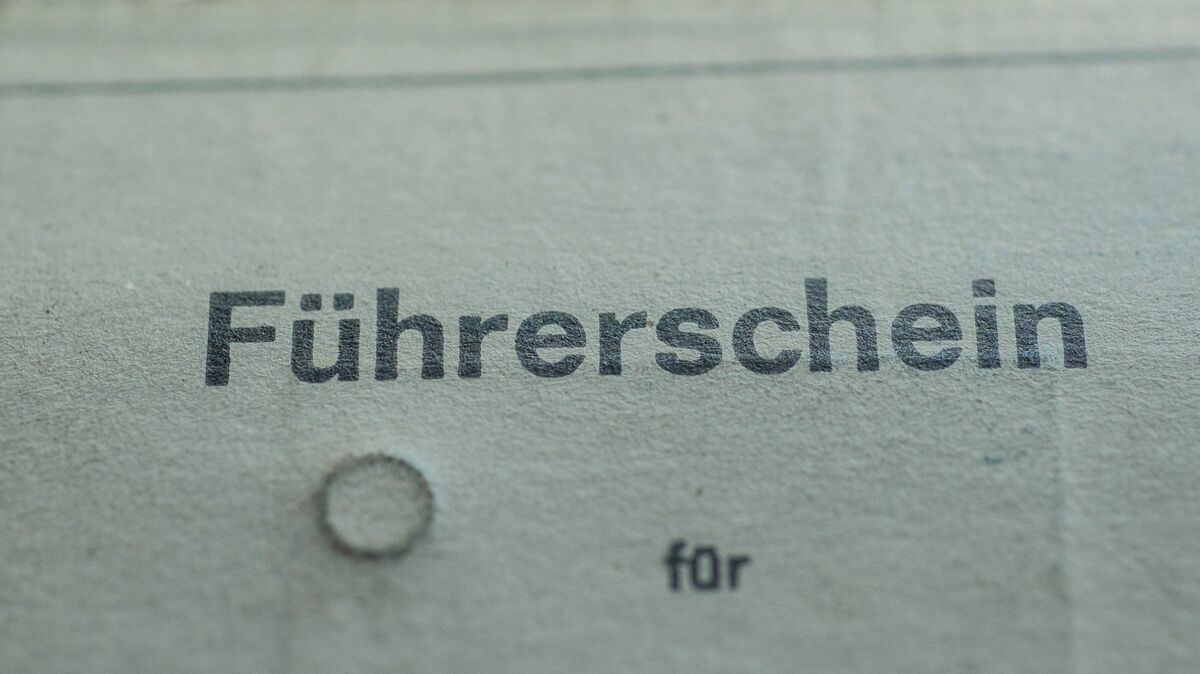 Der Abschied von der grauen Pappe naht: In einem Jahr läuft die Frist für die ersten Fahrerinnen und Fahrer ab, die dann einen neuen EU-Führerschein vorweisen müssen. Foto: Wolfram Kastl / dpa