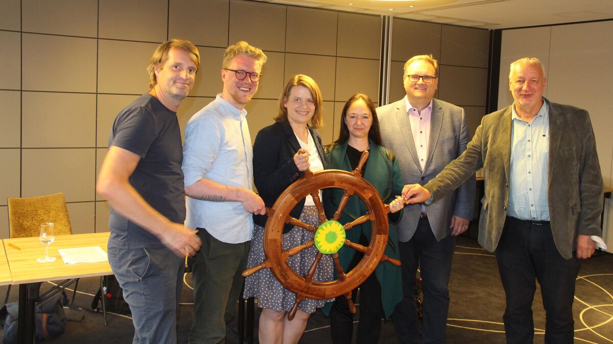 Die Fraktionsspitzen der Grünen aus Norddeutschland präsentieren in Cuxhavens Donners Hotel ihre gemeinschaftliche Hafenpolitik: (v.l.) Dominik Lorenzen (Hamburg), Lasse Petersdotter (Schleswig Holstein), Julia Willie Hamburg (Niedersachsen), Jenny Jasberg (Hamburg), Björn Fecker (Bremen) und Dr. Harald Terpe, (Mecklenburg-Vorpommern). Foto: Kramp