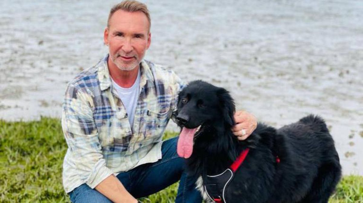 TV-Moderator Jochen Bendel war für einen Dreh seiner Sendung "Haustier sucht Herz" im Tierheim Cuxhaven zu Gast und hat in dem Zuge einen Ausflug mit Hund Largo zum Sahlenburger Strand gemacht. Foto: Sat.1 Gold