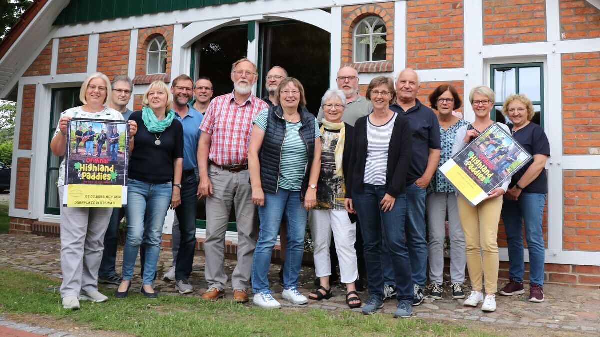 25 Jahre und kein bisschen leise: Die Mitglieder des Kleinen Kulturkreises Steinau holen für das Jubiläum die "Highland Paddies" ins Dorf. Foto : Mangels